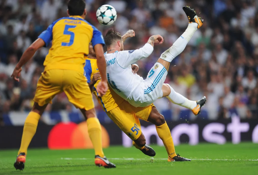 Sergio Ramos marca gol con un remate acrobático en el debut del Real Madrid en la Champions 2017-18
