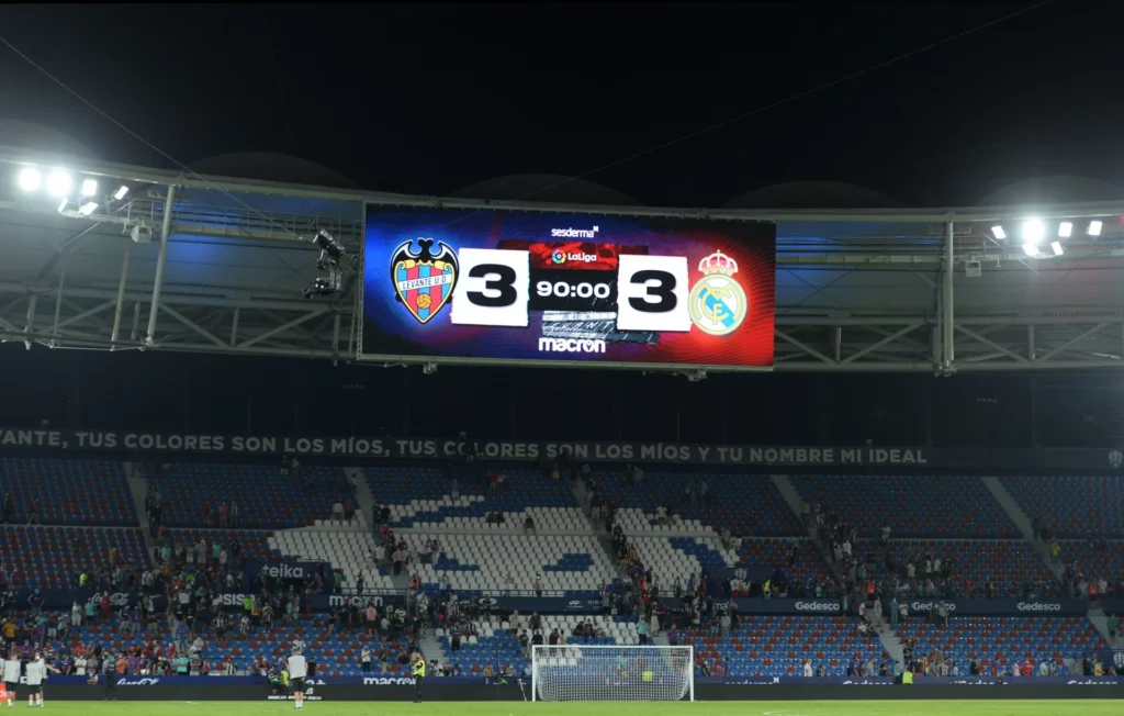 - Qedine El marcador del estadio Ciutat de Valencia, reflejando el 3-3 en el último partido entre Levante UD y Real Madrid