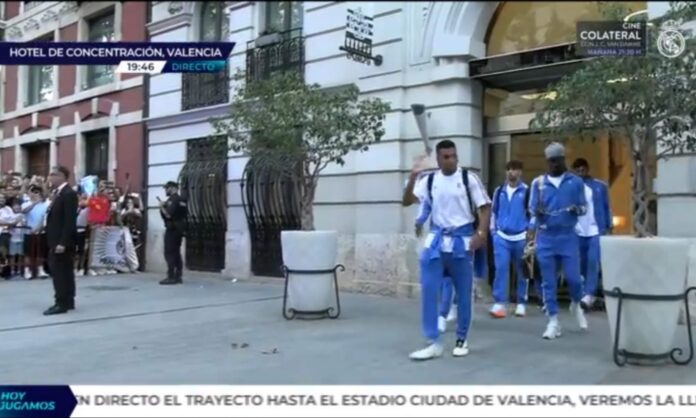 El autobús del Madrid llegó al Ciudad de Valencia en 10 minutos: Mbappé, foco principal