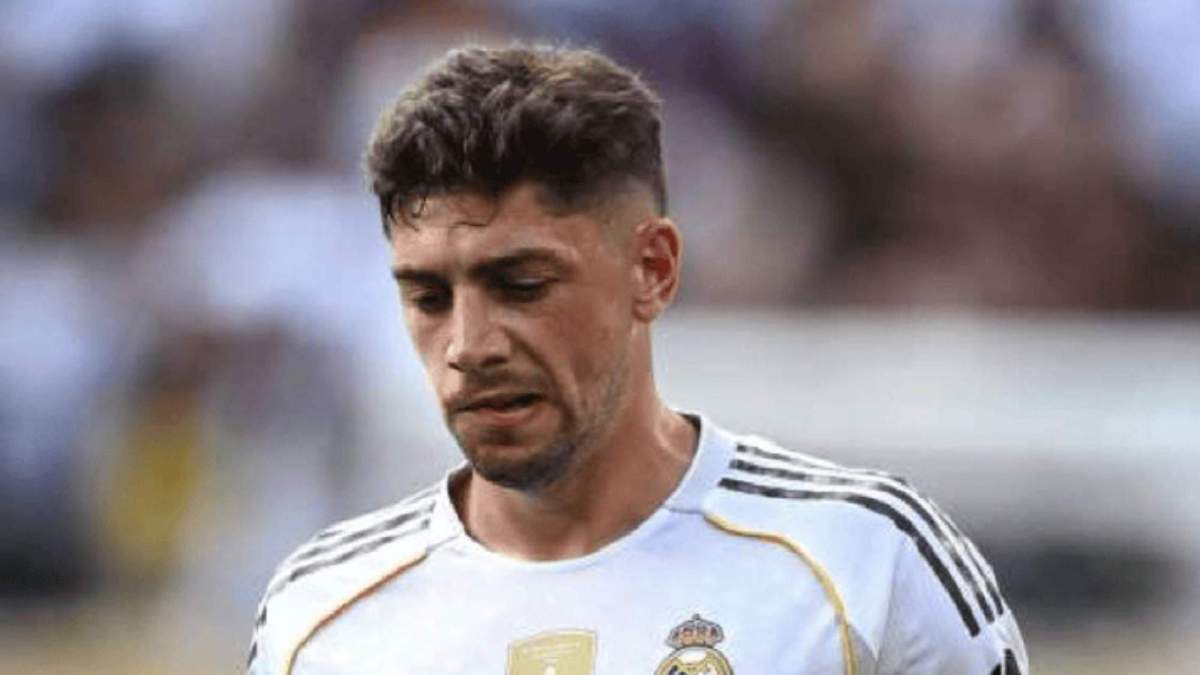Fede Valverde lamentándose de una acción en un partido