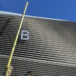 El Santiago Bernabéu se prepara para lucir su nombre en la fachada El Santiago Bernabéu se prepara para lucir su nombre en la fachada