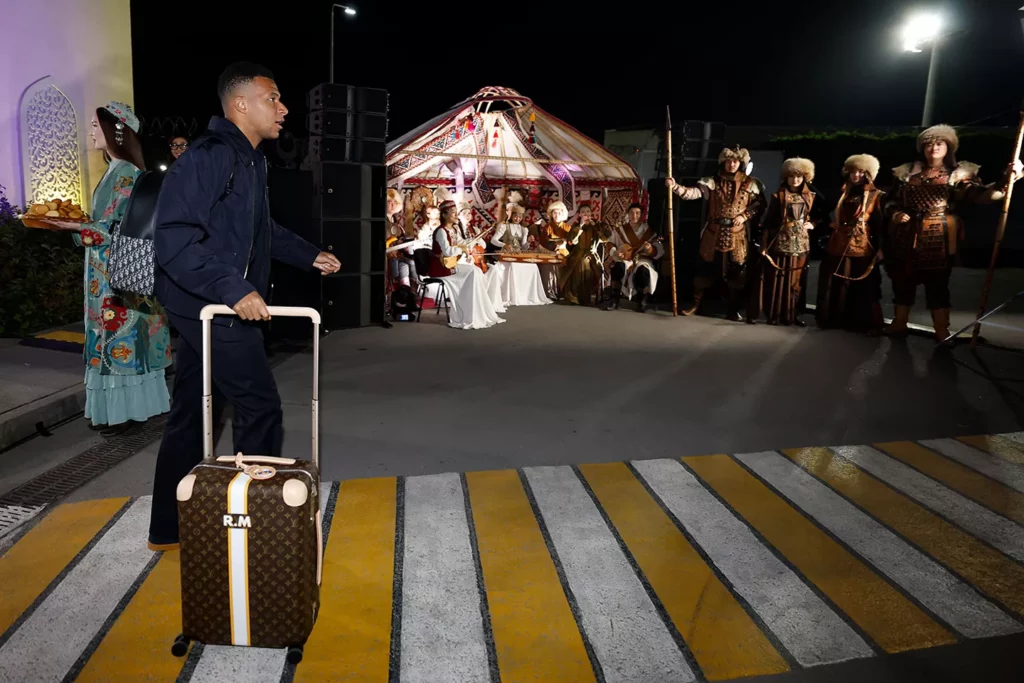 Los jugadores del Real Madrid aterrizan en Almaty, ciudad donde juega el Kairat la Champions League
