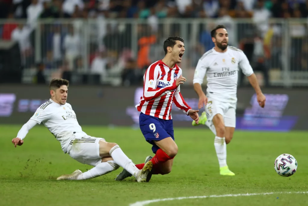 Valverde derriba a Morata en la final de la Supercopa de España 2020 en Yeda