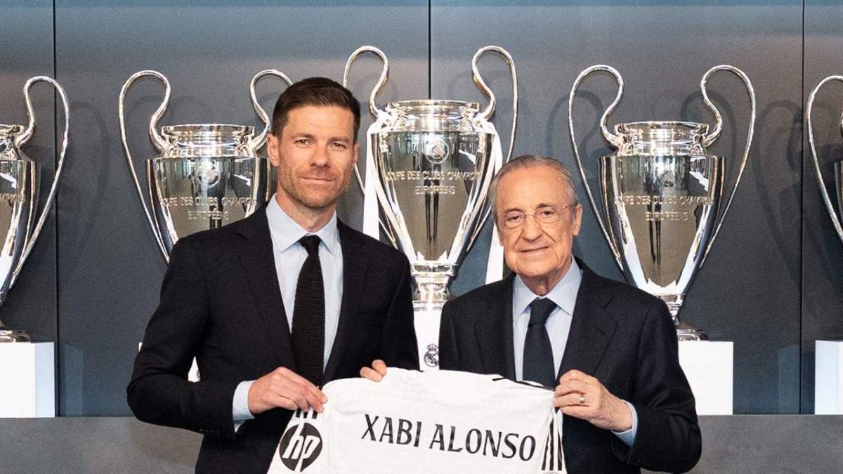 Xabi Alonso posando con Florentino en el día de su presentación Xabi Alonso posando con Florentino en el día de su presentación