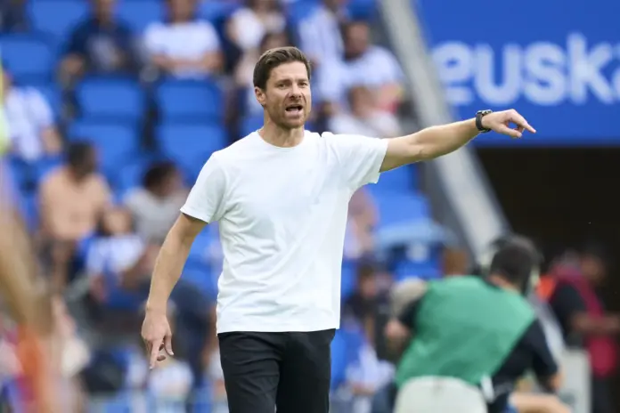Xabi Alonso entrena en un partido en Anoeta.