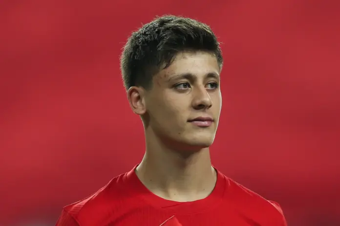 Arda Güler, antes de un partido con la selección de Turquía