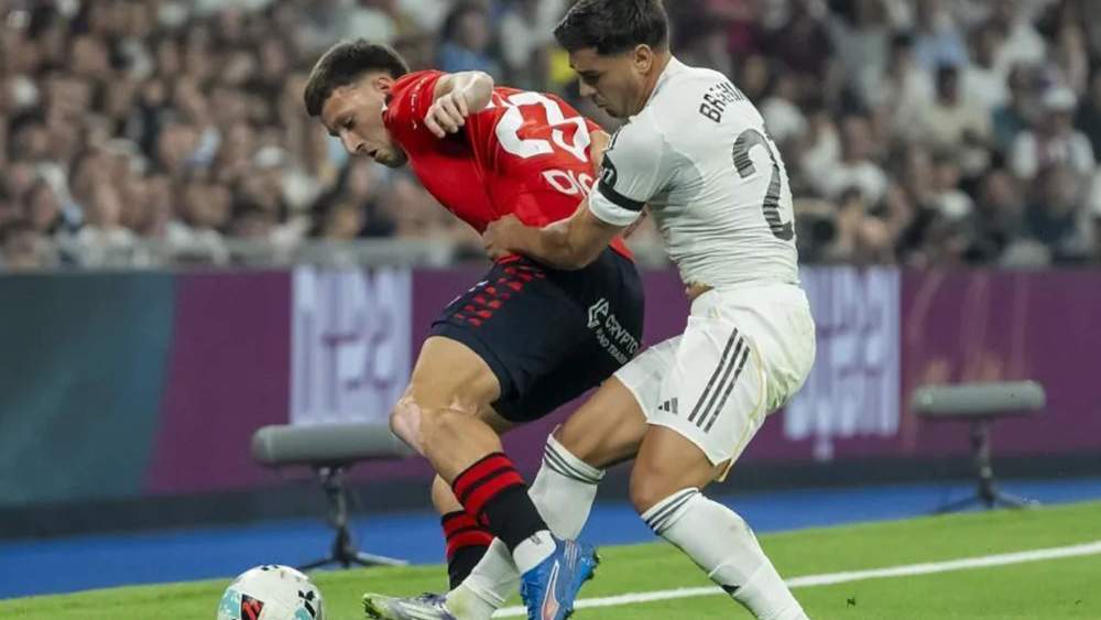 Brahim Díaz, presionando sobre Abel Bretones para recuperar un balón, durante un momento del partido entre el Madrid y Osasuna. Brahim Díaz, presionando sobre Abel Bretones para recuperar un balón, durante un momento del partido entre el Madrid y Osasuna.