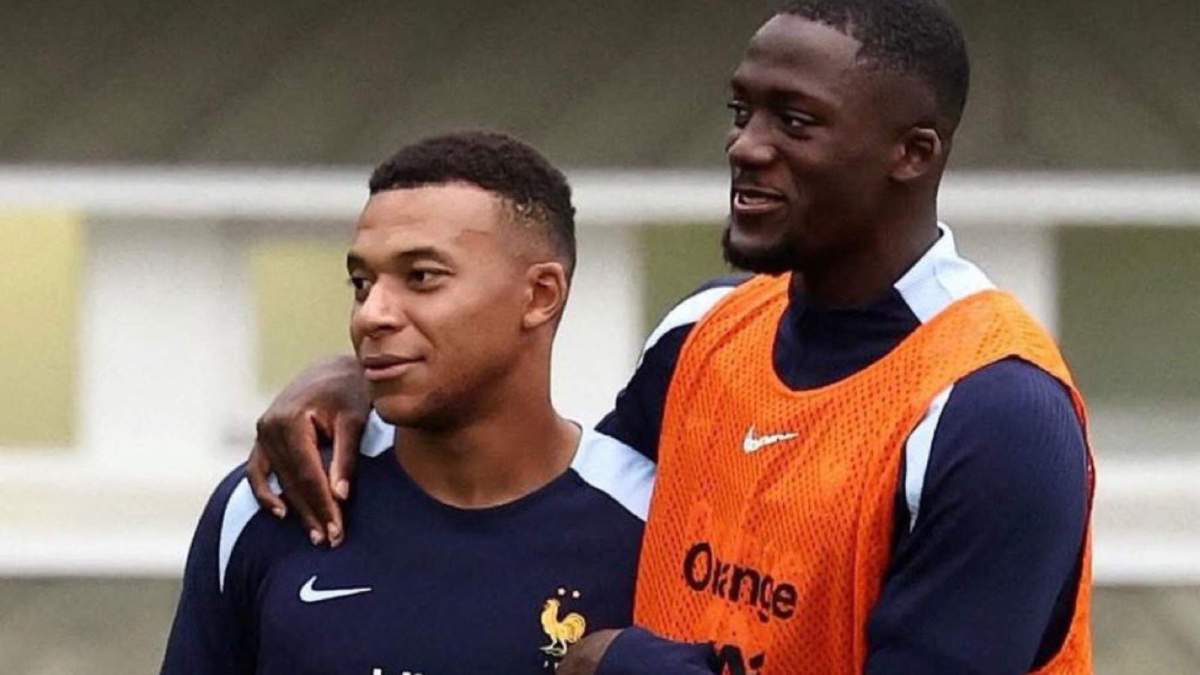 Mbappé y Konaté en un entrenamiento con la selección francesa (1) Mbappé y Konaté en un entrenamiento con la selección francesa (1)