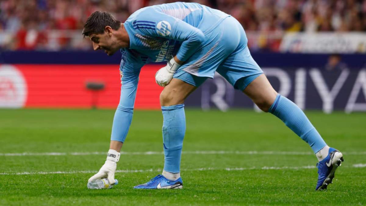 Courtois recogiendo una botella en el Metropolitano
