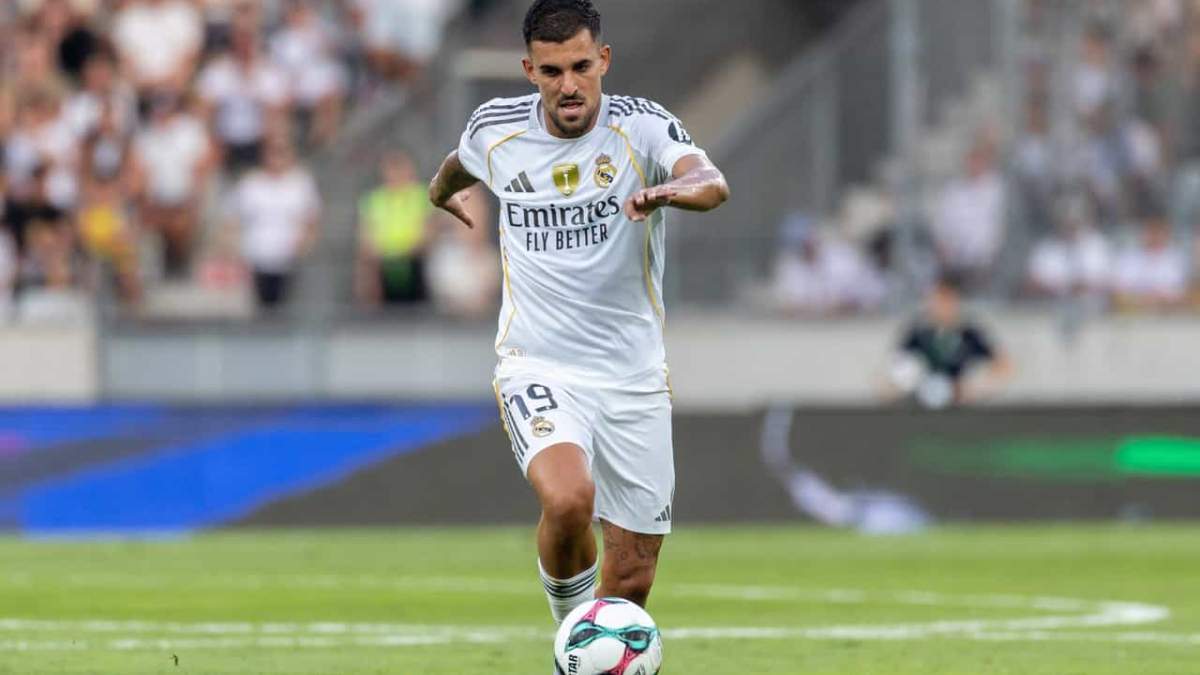 Dani Ceballos jugando un partido con el Real Madrid.
