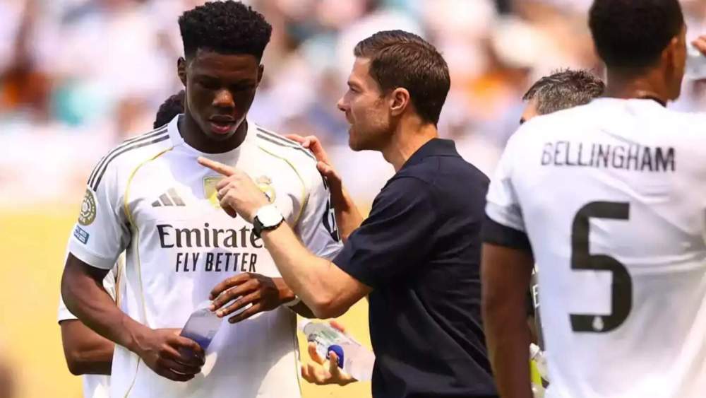 Xabi Alonso, hablando con Aurelién Tchouameni durante un partido del Real Madrid. Xabi Alonso, hablando con Aurelién Tchouameni durante un partido del Real Madrid.