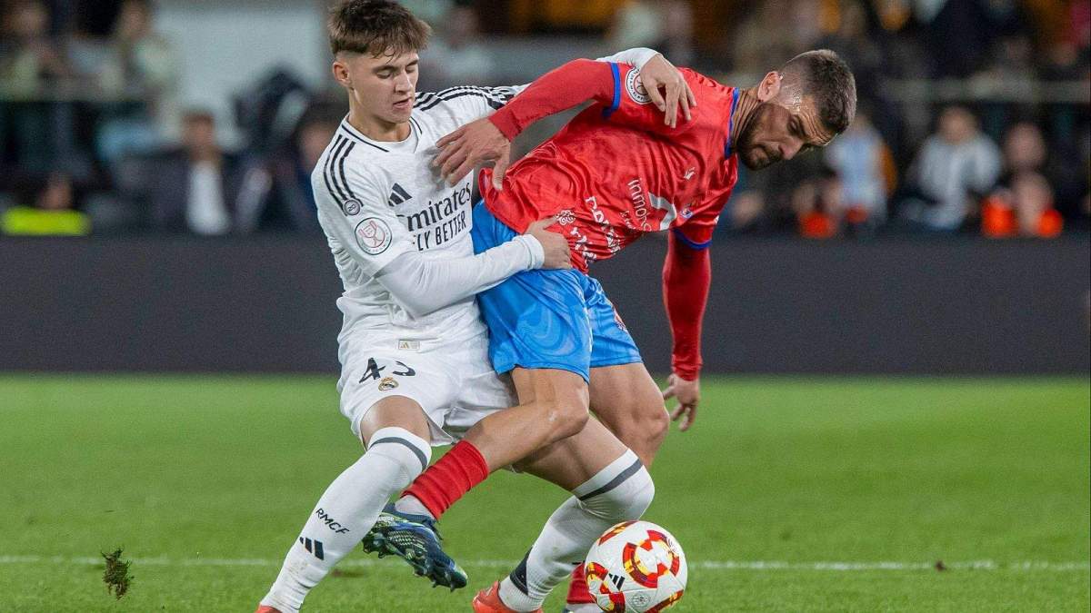 Diego Aguado cortando una jugada de ataque