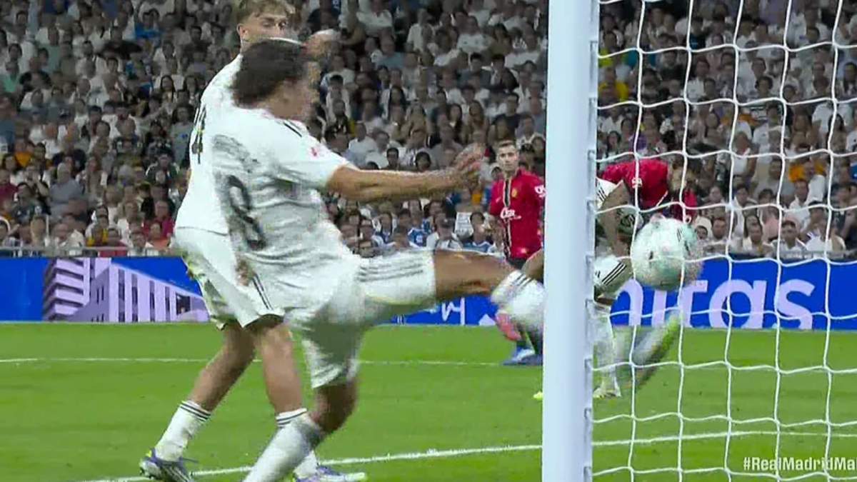 Álvaro Carreras, salvando el gol del Mallorca en la segunda parte. Álvaro Carreras, salvando el gol del Mallorca en la segunda parte.