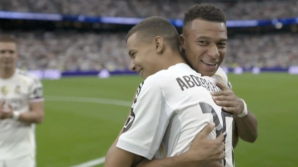 Abderrahim Ouhida abrazando a Kylian Mbappé
