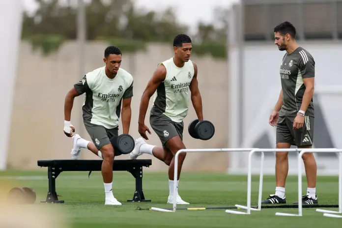 Bellingham se entrena con el Real Madrid preparando su regreso tras su lesión