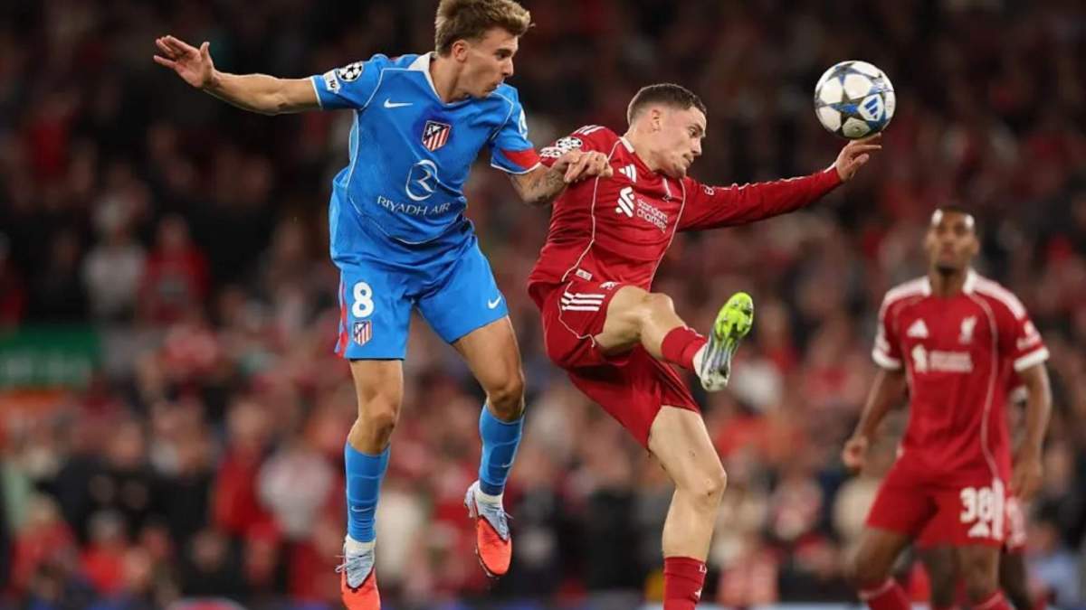 Pablo Barrios y Florian Wirtz luchan por un balón aéreo, en el encuentro de esta noche en Anfield entre Liverpool y Atlético. Pablo Barrios y Florian Wirtz luchan por un balón aéreo, en el encuentro de esta noche en Anfield entre Liverpool y Atlético.