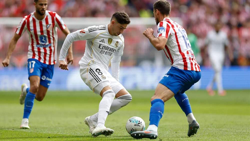Fede Valverde jugando contra el Atlético de Madrid en el derbi.