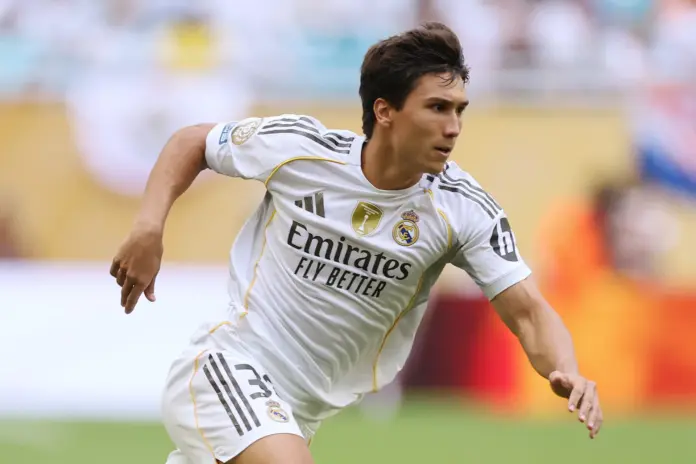Gonzalo García, durante un partido con el primer equipo del Real Madrid.