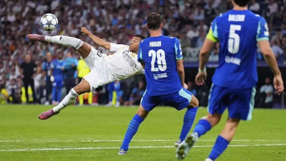 Kylian Mbappé, golpeando un balón en el encuentro entre el Real Madrid y el Olympique de Marsella.
