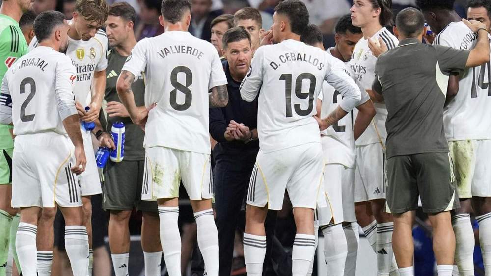 Xabi Alonso dando indicaciones a varios jugadores del Real Madrid. Xabi Alonso dando indicaciones a varios jugadores del Real Madrid.