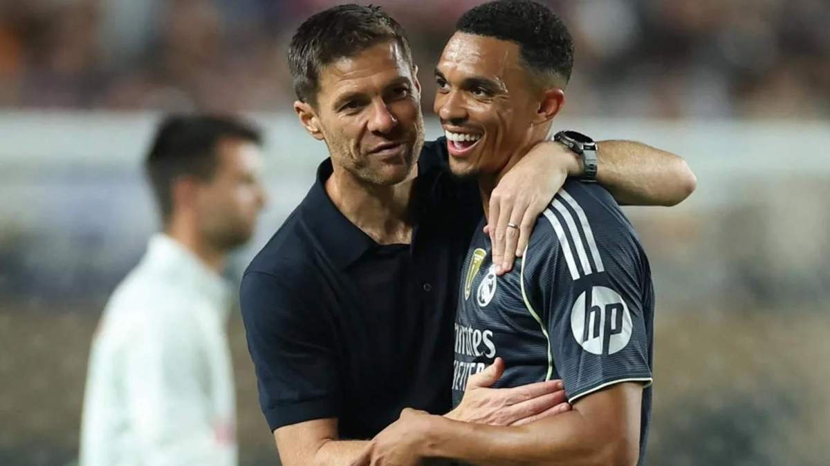 Xabi Alonso y Trent Alexander-Arnold, después de un partido del Real Madrid en el Mundial de Clubes. Xabi Alonso y Trent Alexander-Arnold, después de un partido del Real Madrid en el Mundial de Clubes.
