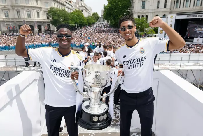 Vinicius y Bellingham posan con la últimas de las ligas que ganó el Real Madrid arrancando con pleno de victorias