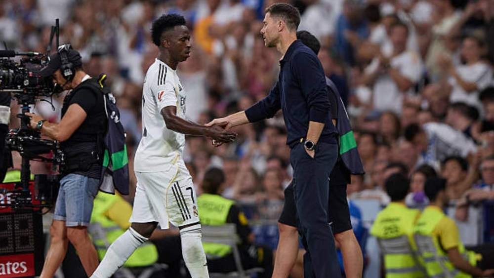 Nuevo choque entre Xabi Alonso y Vinicius. Nuevo choque entre Xabi Alonso y Vinicius.