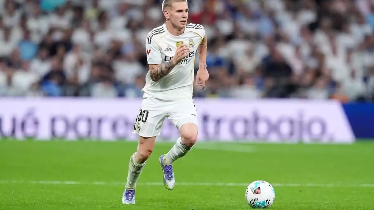 Franco Mastantuono jugando un partido con el Real Madrid.