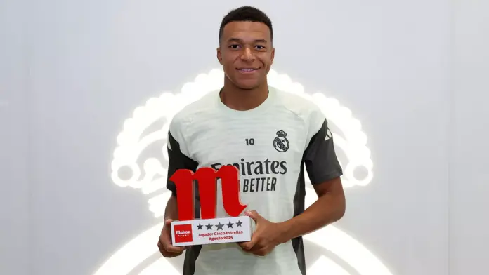Mbappé recoge el premio de mejor jugador de agosto en el Real Madrid.