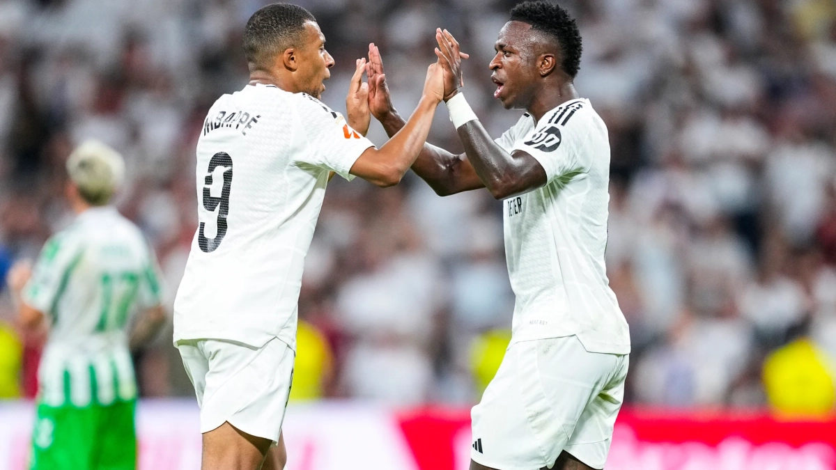 Vinicius y Mbappé celebrando un gol contra el Betis
