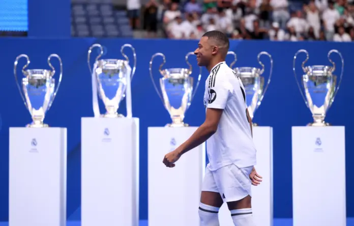 Mbappé, durante su presentación con el Real Madrid, con los trofeos de la Champions.