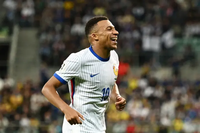 Mbappé celebra un gol con la camiseta de Francia.