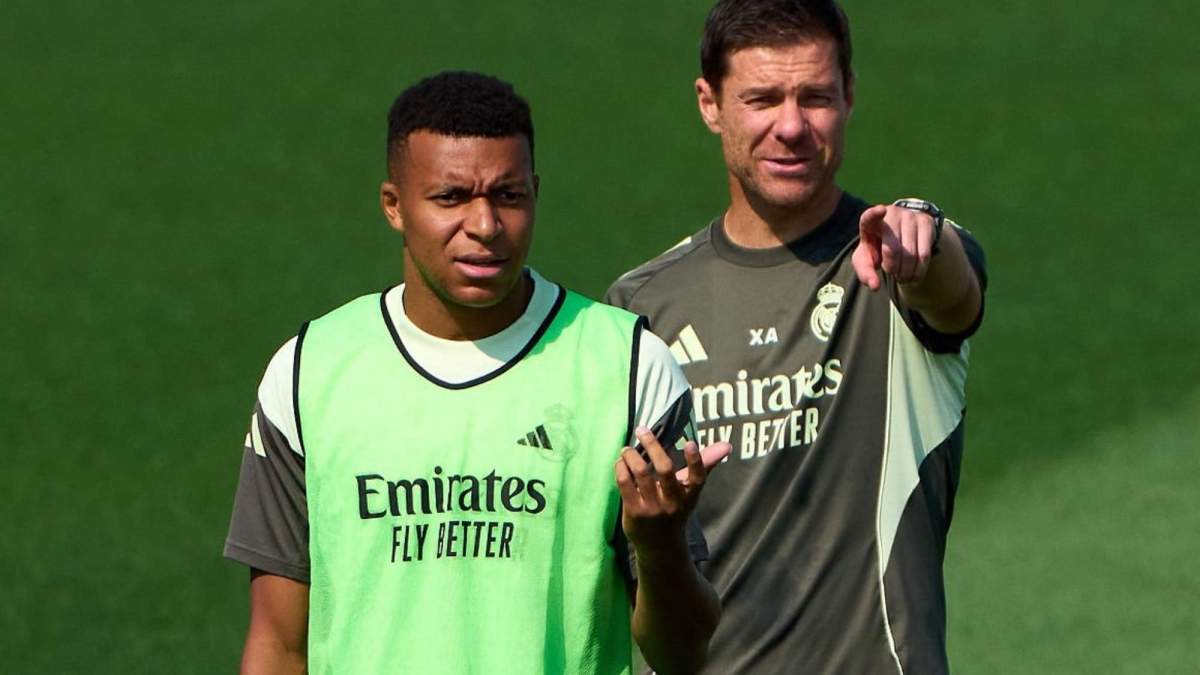 Xabi Alonso y Mbappé durante un entrenamiento del Real Madrid Xabi Alonso y Mbappé durante un entrenamiento del Real Madrid