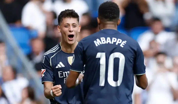 Mbappé y Arda Güler celebran un gol del Real Madrid en el Estadio de Anoeta