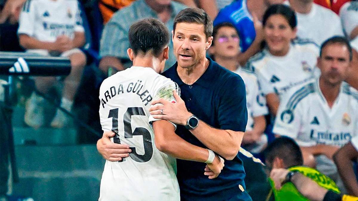 Xabi Alonso dando un abrazo a Arda Güler