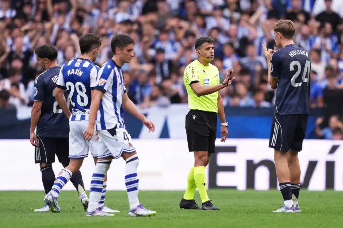 Gil Manzano, instantes después de la expulsión de Huijsen en el Real Madrid.
