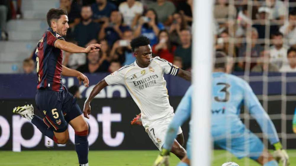 Vinícius y Elgezabal durante el Levante-Real Madrid de esta temporada Vinícius y Elgezabal durante el Levante-Real Madrid de esta temporada