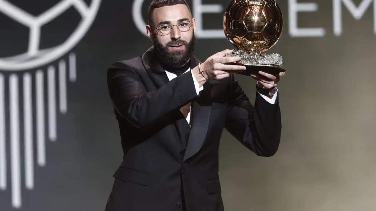 Benzema levantando el Balón de Oro Benzema levantando el Balón de Oro
