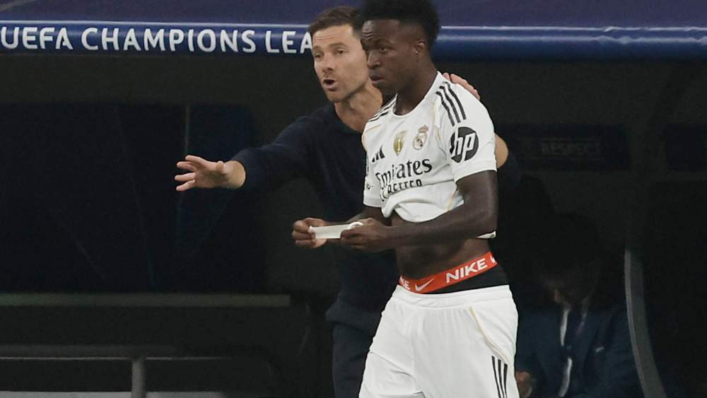 Xabi Alonso dando órdenes a Vinicius Xabi Alonso dando órdenes a Vinicius