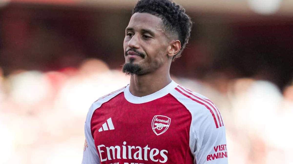 William Saliba jugando un partido con el Arsenal. William Saliba jugando un partido con el Arsenal.