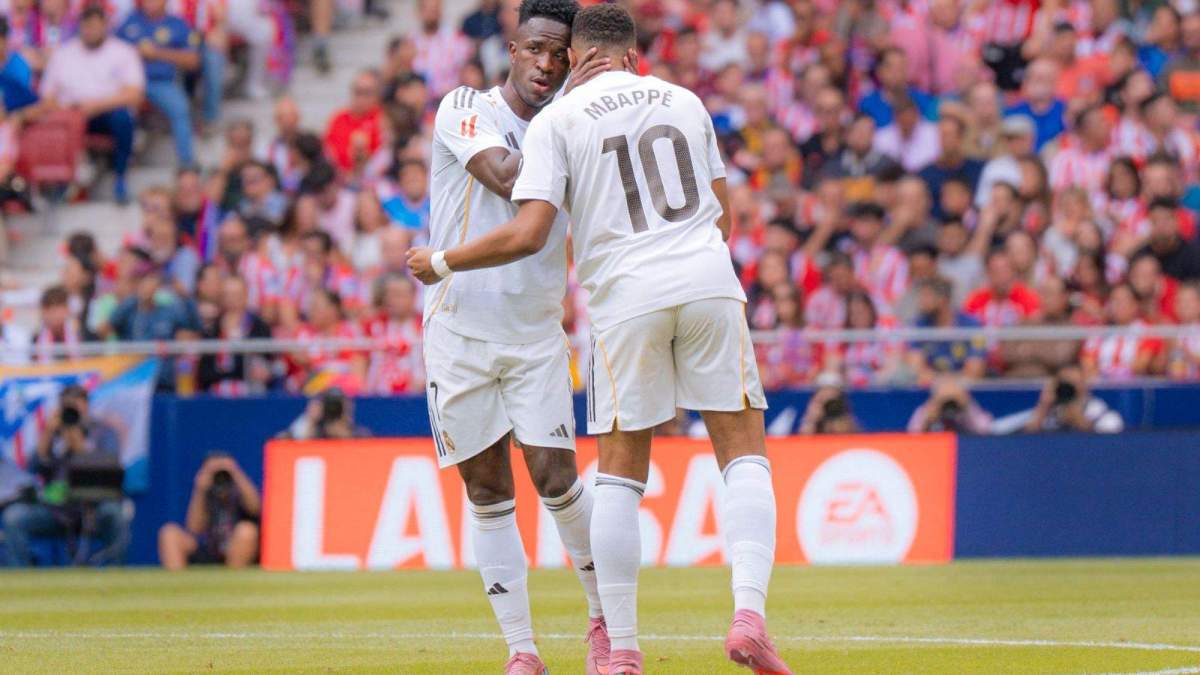 Kylian Mbappé y Vinícius se abrazan en el primer gol del Real Madrid Kylian Mbappé y Vinícius se abrazan en el primer gol del Real Madrid