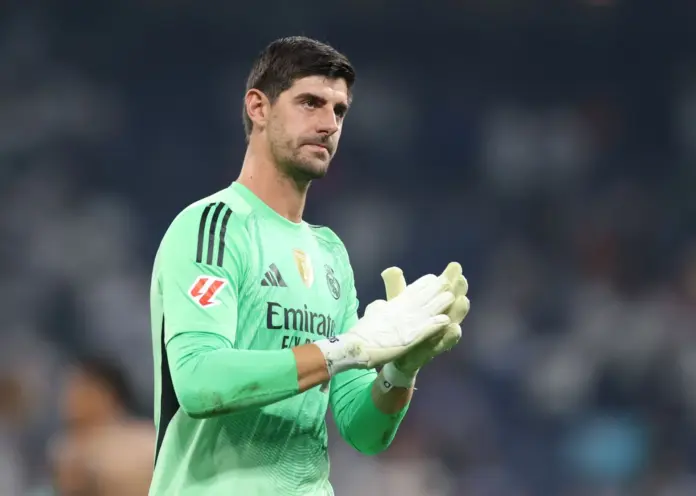 Courtois aplaude después de un partido con el Real Madrid en el Santiago Bernabéu