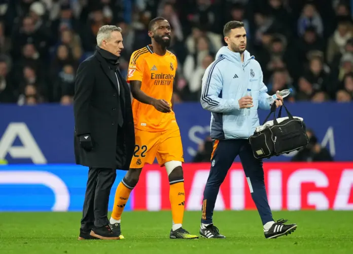 Rüdiger se retira lesionado de un partido con el Real Madrid en 2025.