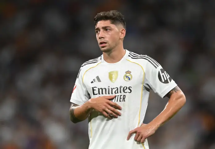 Fede Valverde, con gesto preocupado durante un partido del Real Madrid en el Santiago Bernabéu