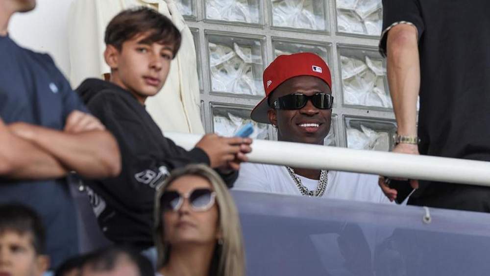 Vinicius viendo a su equipo Vinicius viendo a su equipo