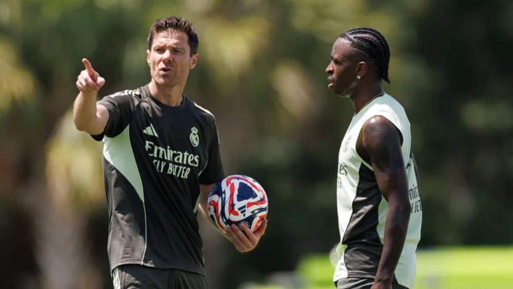 Xabi Alonso y Vinicius Junior, durante el entrenamiento de este domingo que el Real Madrid ha tenido en Florida. Xabi Alonso y Vinicius Junior, durante el entrenamiento de este domingo que el Real Madrid ha tenido en Florida.