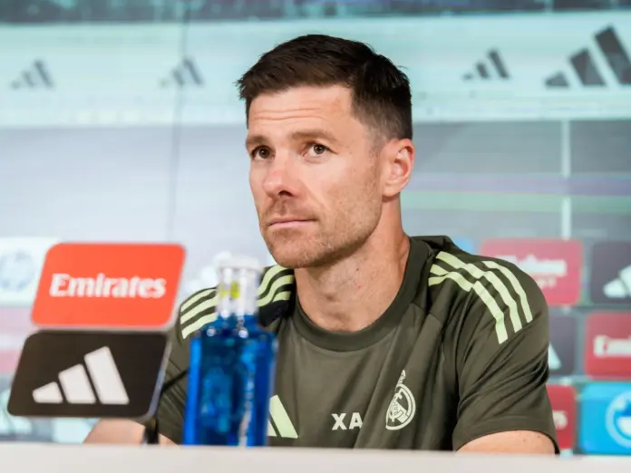  Xabi Alonso: «No me sorprende que mantengan la roja a Huijsen»

