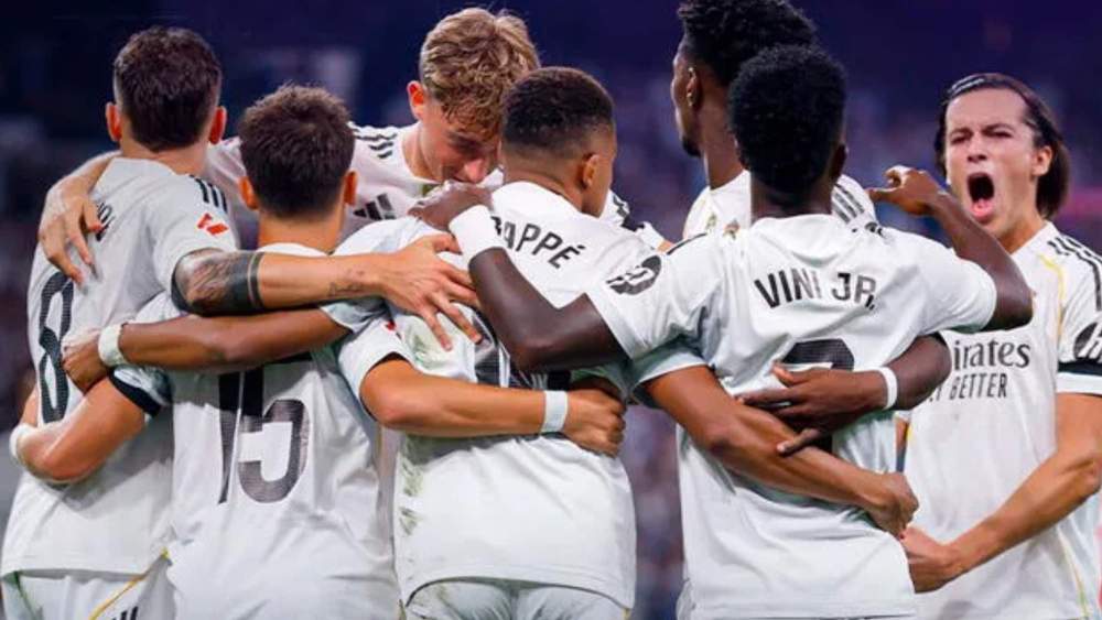 Los jugadores del Real Madrid, celebrando un gol de Kylian Mbappé, en el centro de la imagen. Los jugadores del Real Madrid, celebrando un gol de Kylian Mbappé, en el centro de la imagen.