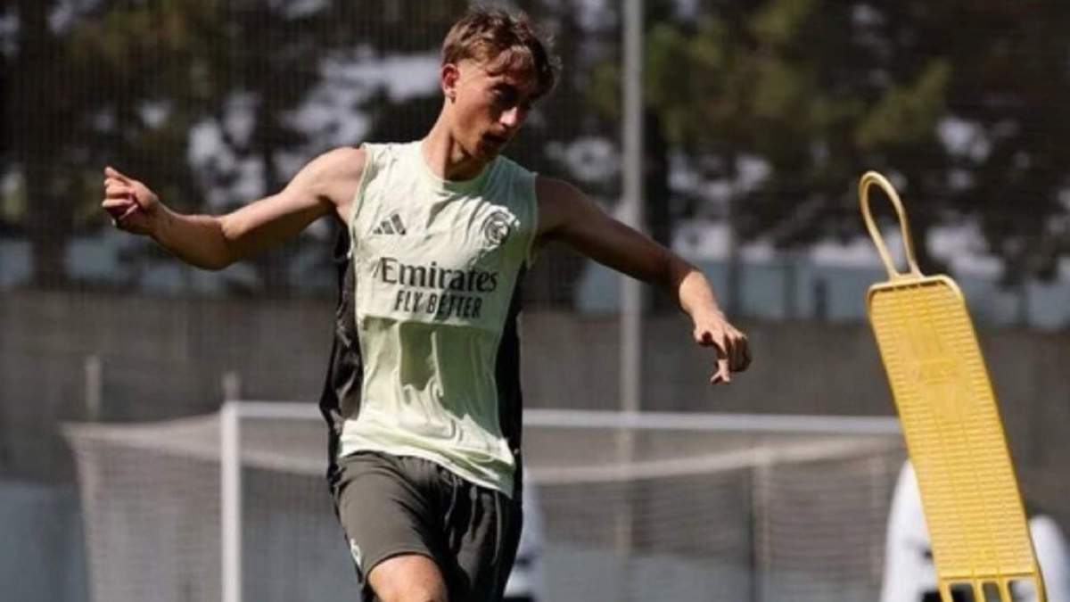 Dean Huijsen durante un entrenamiento con el Real Madrid (1)