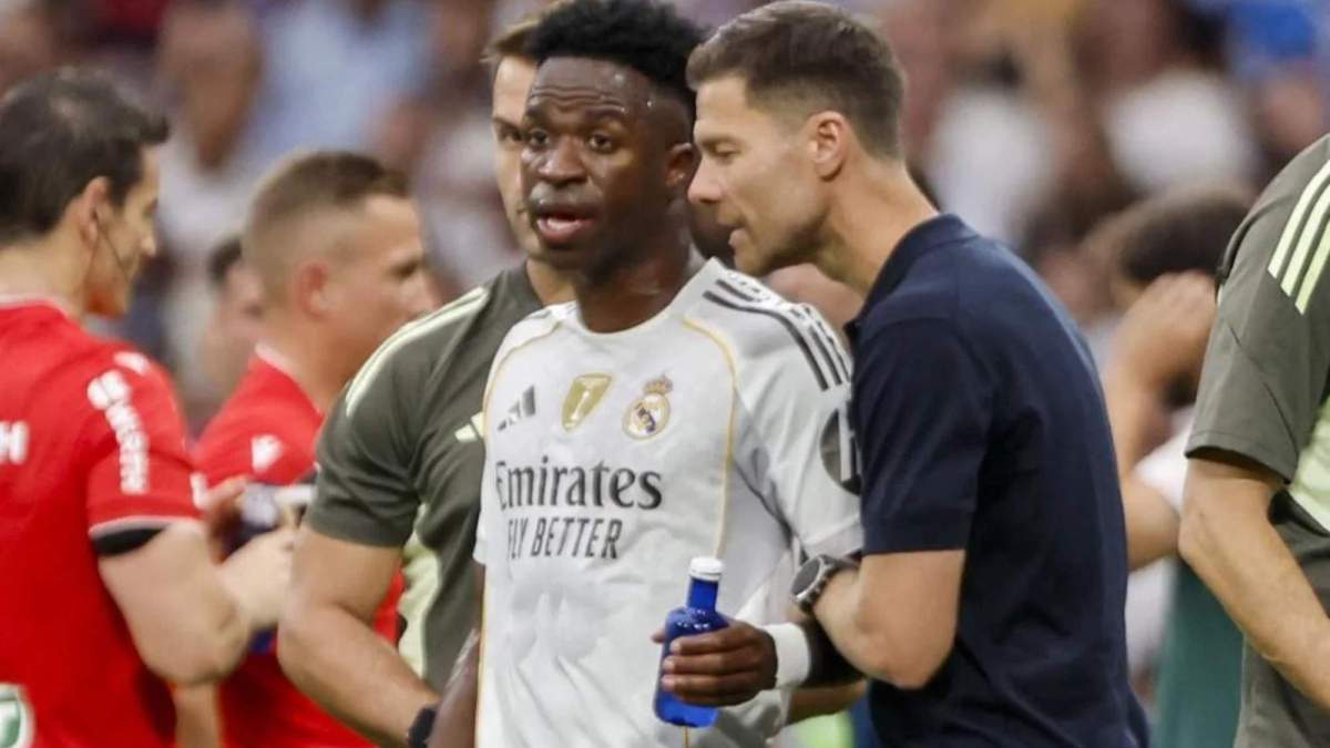 Xabi dando órdenes a Vinicius durante un partido